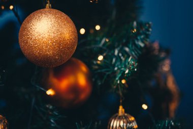 Noel ağacında Noel ağacı üzerinde Noel ağacı topları kar tanesi süslemesiyle