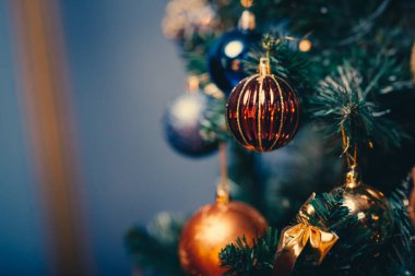 Noel ağacında Noel ağacı üzerinde Noel ağacı topları kar tanesi süslemesiyle