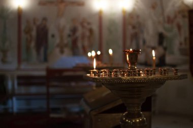 Kilise mihrabında mumlar, mum yakma ayini.