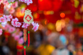 Outdoor Asia Spring Lunar Chinese New Year díszek dekoráció. A vöröset sokan szerencsésnek és kedvezőnek tartják, akik hisznek a tradicionális szokásokban..