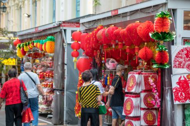 Açık hava Asya Baharı Ay Çin Yeni Yıl Süslemeleri. Kırmızı, geleneksel geleneklere inanan pek çok kişi tarafından şanslı ve uğurlu görülür..