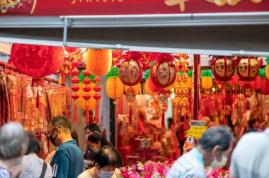 Açık hava Asya Baharı Ay Çin Yeni Yıl Süslemeleri. Kırmızı, geleneksel geleneklere inanan pek çok kişi tarafından şanslı ve uğurlu görülür..