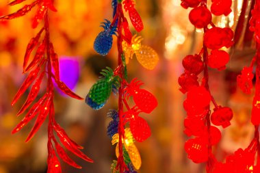 Açık hava Asya Baharı Ay Çin Yeni Yıl Süslemeleri. Kırmızı, geleneksel geleneklere inanan pek çok kişi tarafından şanslı ve uğurlu görülür..