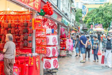 Açık hava Asya Baharı Ay Çin Yeni Yıl Süslemeleri. Kırmızı, geleneksel geleneklere inanan pek çok kişi tarafından şanslı ve uğurlu görülür..