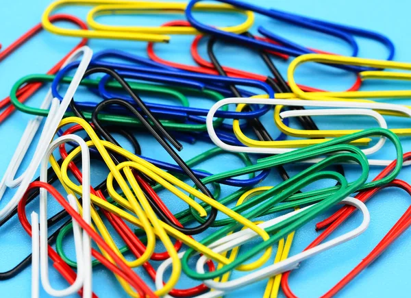 Ein Haufen bunter Broklammern 