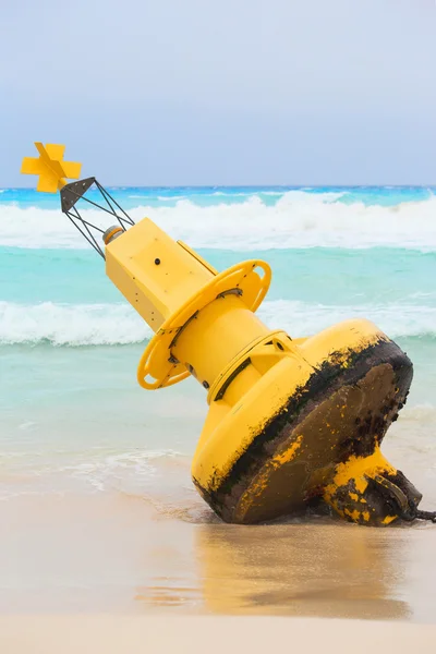 Gelbe Boje am mexikanischen Strand — Stockfoto