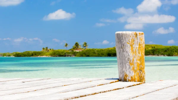 Molo di legno sull'isola tropicale — Foto Stock