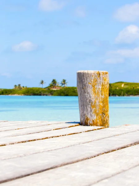 Molo di legno sull'isola tropicale — Foto Stock