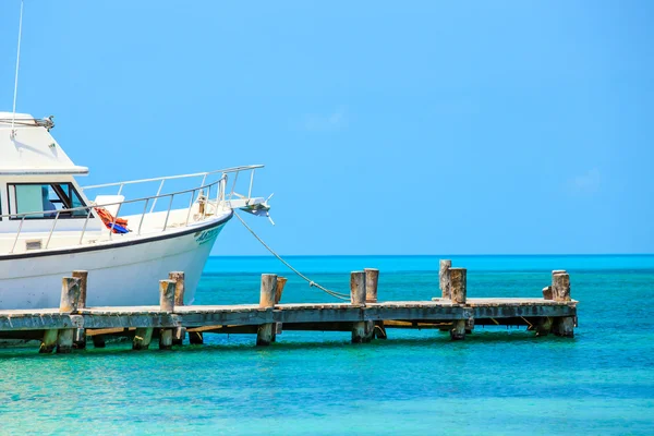 Wooden pier in tropical paradise — Stock Photo, Image