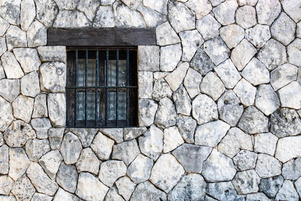 Finestra su muro di pietra — Foto Stock