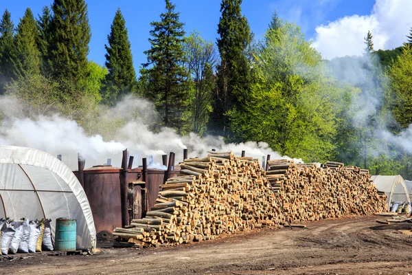 Hagyományos módon, a faszén termelés — Stock Fotó