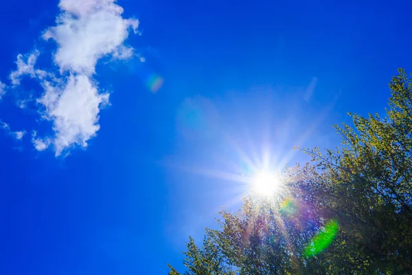 Mavi gökyüzü ve güneş — Stok fotoğraf