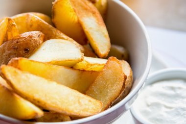 Kızarmış patates dilimleri.