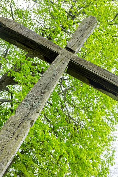 Oude houten kruis — Stockfoto