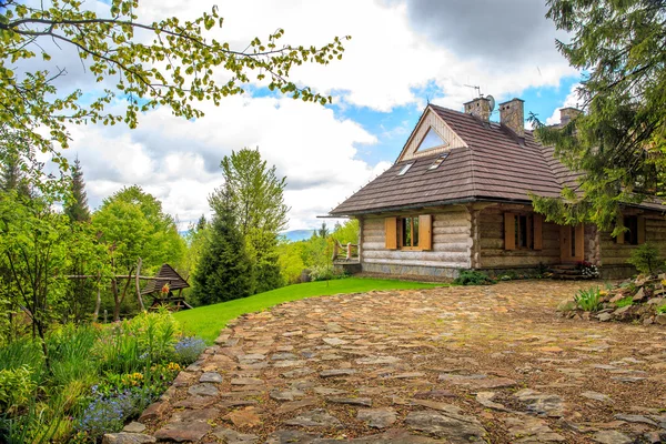 Belle cabane en bois rond en forêt — Photo