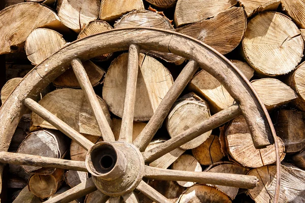 A tűzifa és a régi törött kereket halom — Stock Fotó