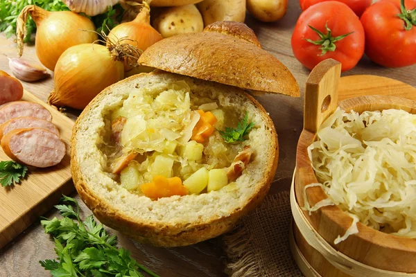 Sopa de col en una barra de pan —  Fotos de Stock