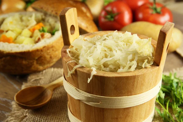 Sauerkraut im Holzfass — Stockfoto