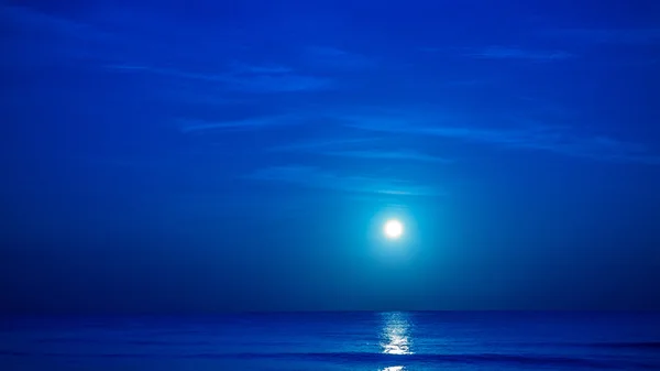 Moon over caribbean sea — Stock Photo, Image