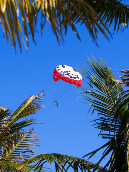 Parachute against blue sky — Stock Photo, Image