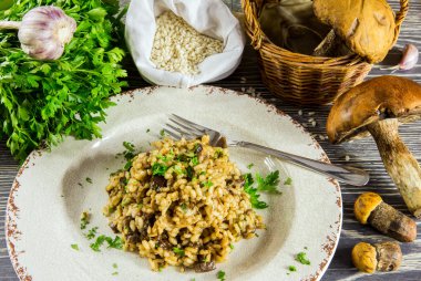 mantar ile İtalyan risotto