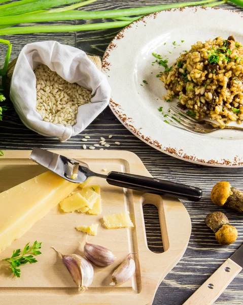 Zutaten für italienisches Risotto mit Pilzen — Stockfoto