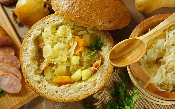 Sopa de col en una barra de pan —  Fotos de Stock