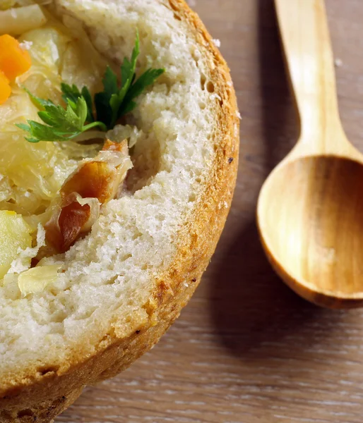 Kohlsuppe in einem Laib Brot — Stockfoto