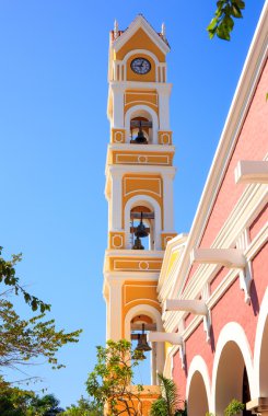 Meksika İspanyol Kilisesi'nin çan kulesi
