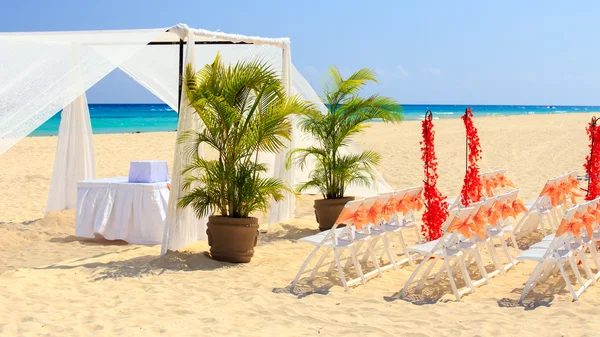 Préparation de mariage sur la plage mexicaine — Photo