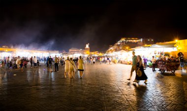 Djemma El Fna geceleri. Marakeş'te ana Pazar Meydanı