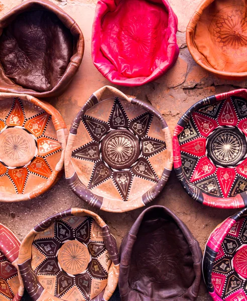 Traditionelle handgefertigte Souvenirs aus Leder — Stockfoto