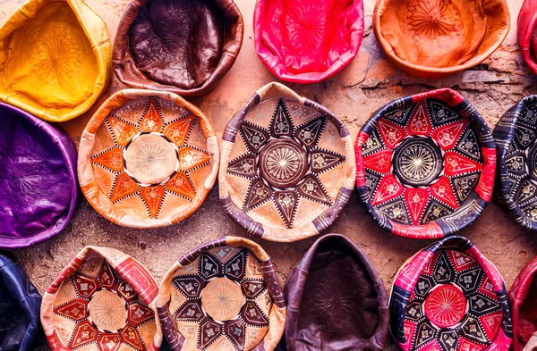 Traditionelle handgefertigte Souvenirs aus Leder — Stockfoto