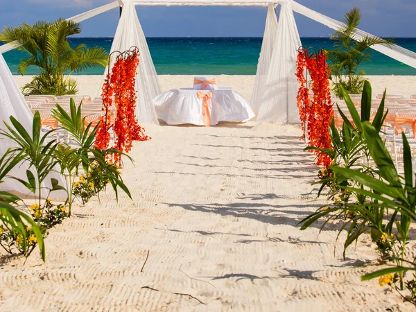 Préparation de mariage sur la plage mexicaine — Photo