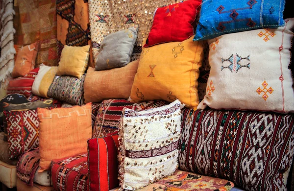 Πολύχρωμα μαξιλάρια, στο Μαρακές, Μαρόκο — Φωτογραφία Αρχείου