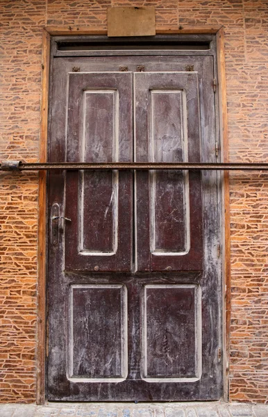 Locked brown door in Morocco — Stock Photo, Image