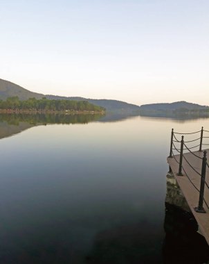Hindi Odemis Glck Gölü. Gökyüzü ve tepe gölün yansıması