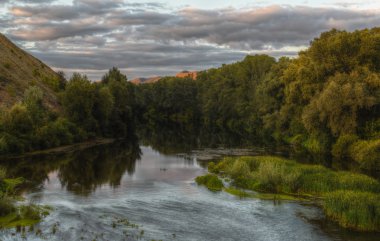 Karla kaplı dağları'nın renkli manzara