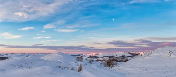 Bunte Landschaft der schneebedeckten Berge des Kaukasus — Stockfoto