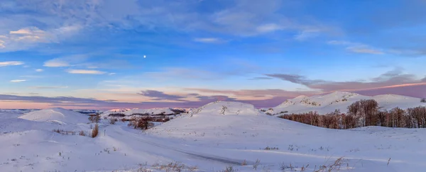 Paisaje colorido de montañas cubiertas de nieve el Cáucaso —  Fotos de Stock