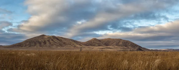 Farbenfrohe Herbstlandschaft in den Bergen. — Stockfoto