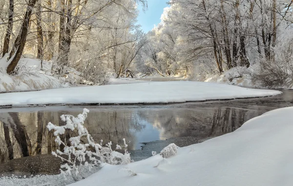 Vinterlandskap av snötäckta fält, träd och flod i tidig dimmig morgon — Stockfoto