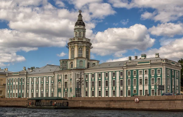 Kunstkamera building on embankment of Neva river in St. Petersburg, Russia — Stock Photo, Image