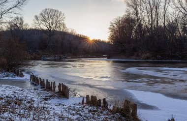 Ağaçlar ve nehirlerle dolu sonbahar manzarası