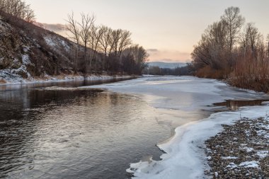 Ağaçlar ve nehirlerle dolu sonbahar manzarası