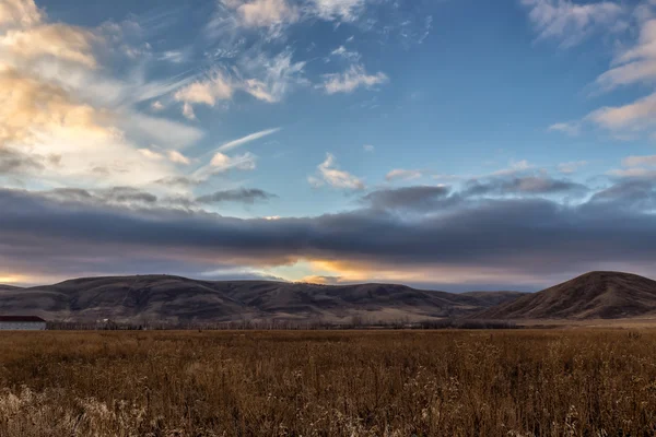 Farbenfrohe Herbstlandschaft in den Bergen. — Stockfoto