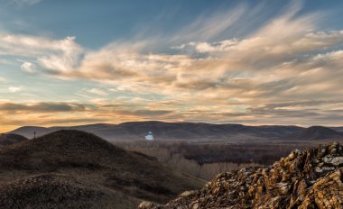 Dağlardaki renkli sonbahar manzarası.