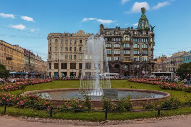 Bir Rusya'nın en ünlü turistik Peterhof çeşmeler vardır