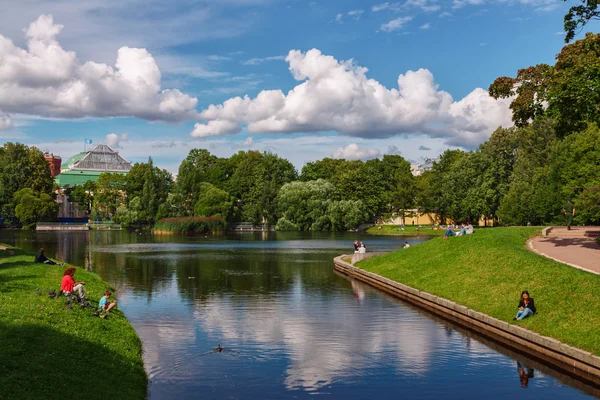 Tavricheskiy Park. See im Quellpark. Frühlingslandschaft. — Stockfoto