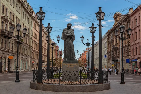 SAINT-PETERSBURG, RUSSLAND: Das Denkmal für N.V. Gogol in der malaysischen Konyushennaya-Straße. St. Petersburg Stockfoto